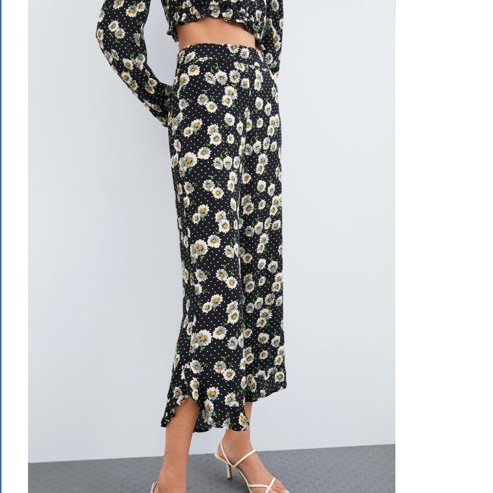 ZARA Cropped Daisy Print Pants Medium